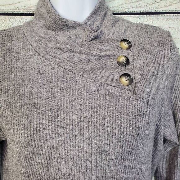 Leo & Nicole Medium Gray Ribbed Knit Asymmetrical Button Pullover Sweater USA - Picture 2 of 7